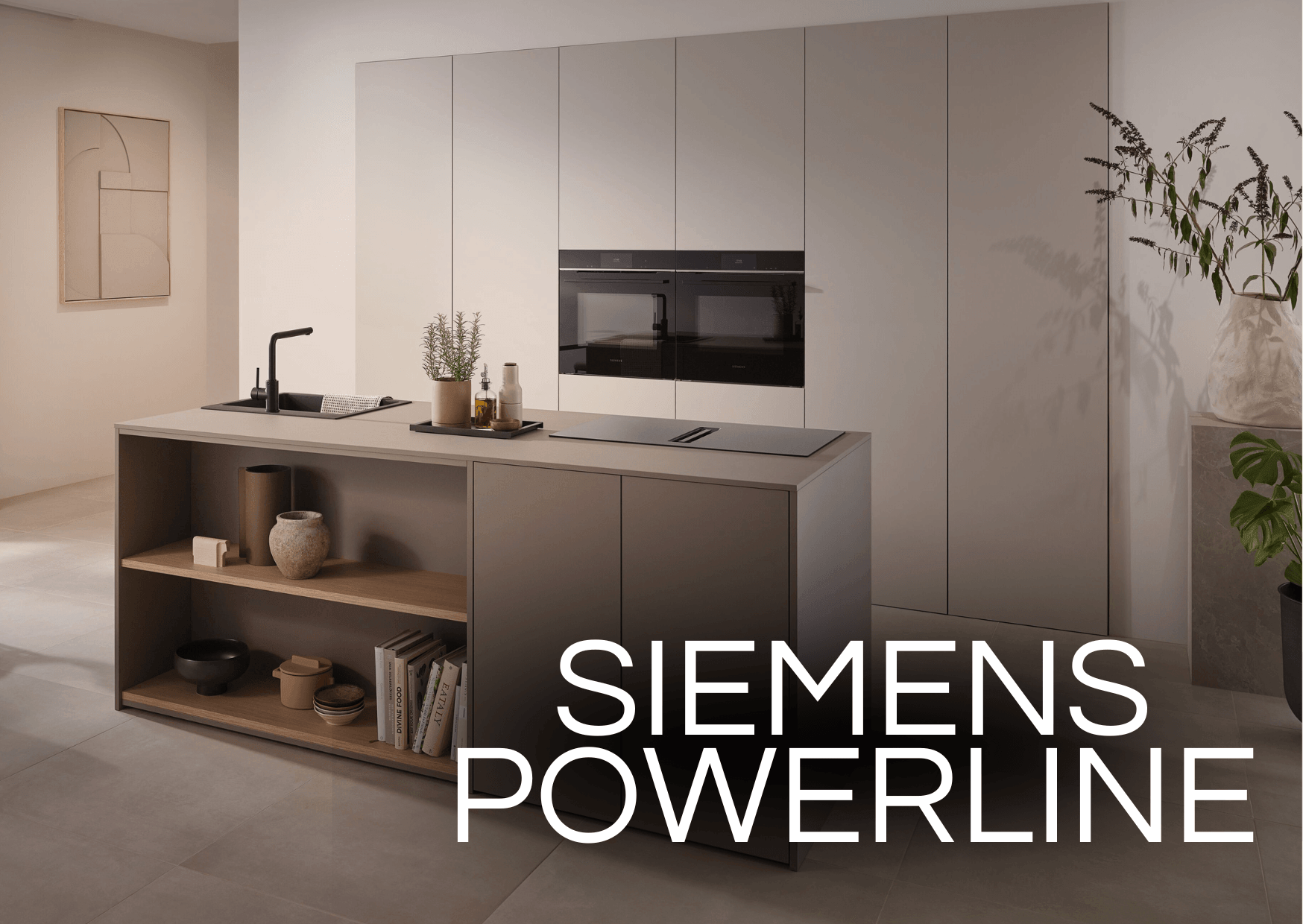 Eine offen gestaltete, helle Design-Küche mit der Aufschrift „SIEMENS POWERLINE“. Im Hintergrund ist eine raumhohe, grifflose Schrankwand in Beige mit zwei bündig eingebauten Backöfen zu sehen.
